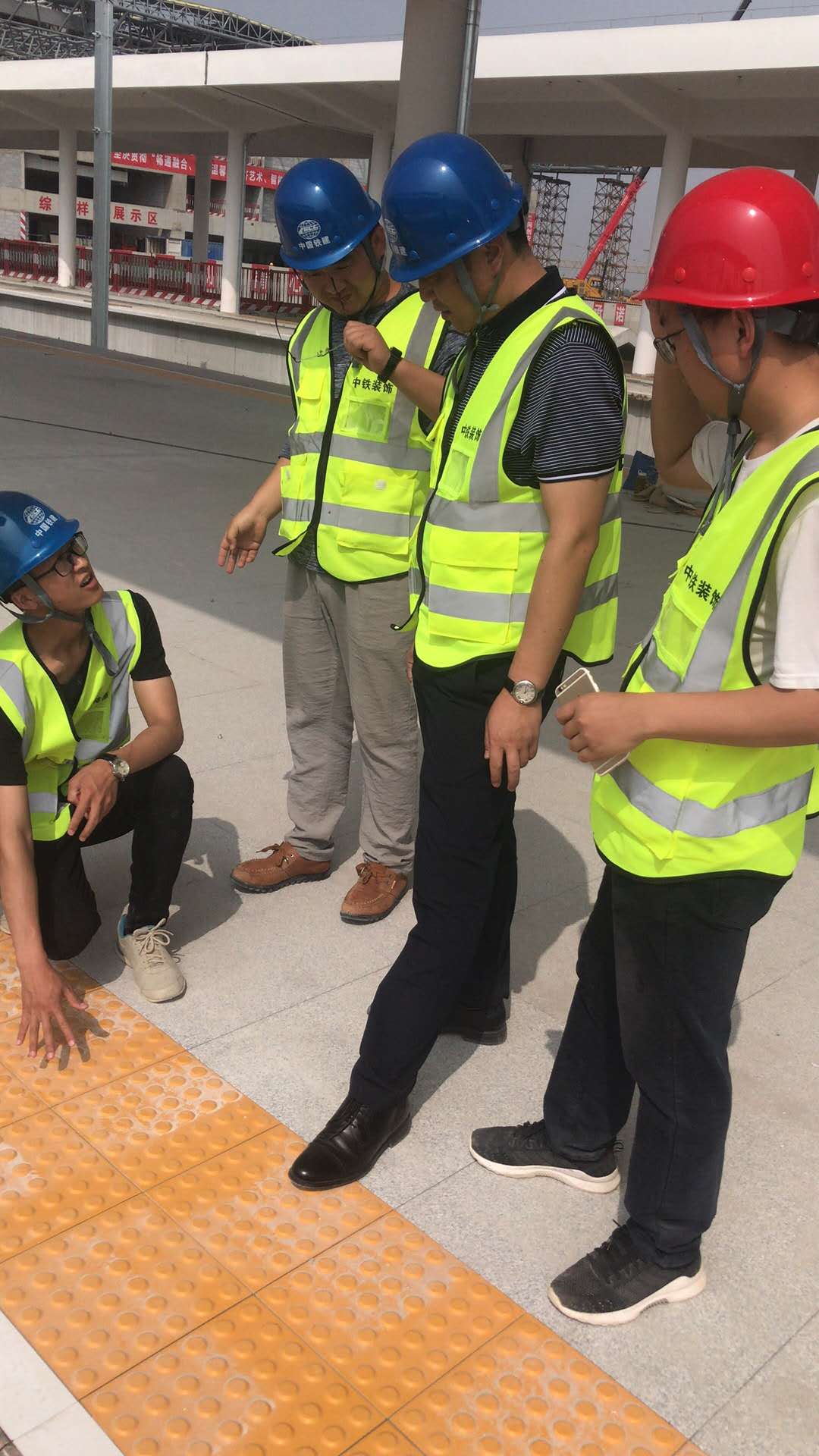 5月18日上午，焦作市眾光耐酸瓷業(yè)有限公司范總親臨南陽(yáng)站參觀本廠供應(yīng)的全瓷盲道磚